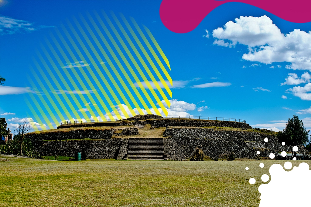 vista frontal de piramide | JAPI