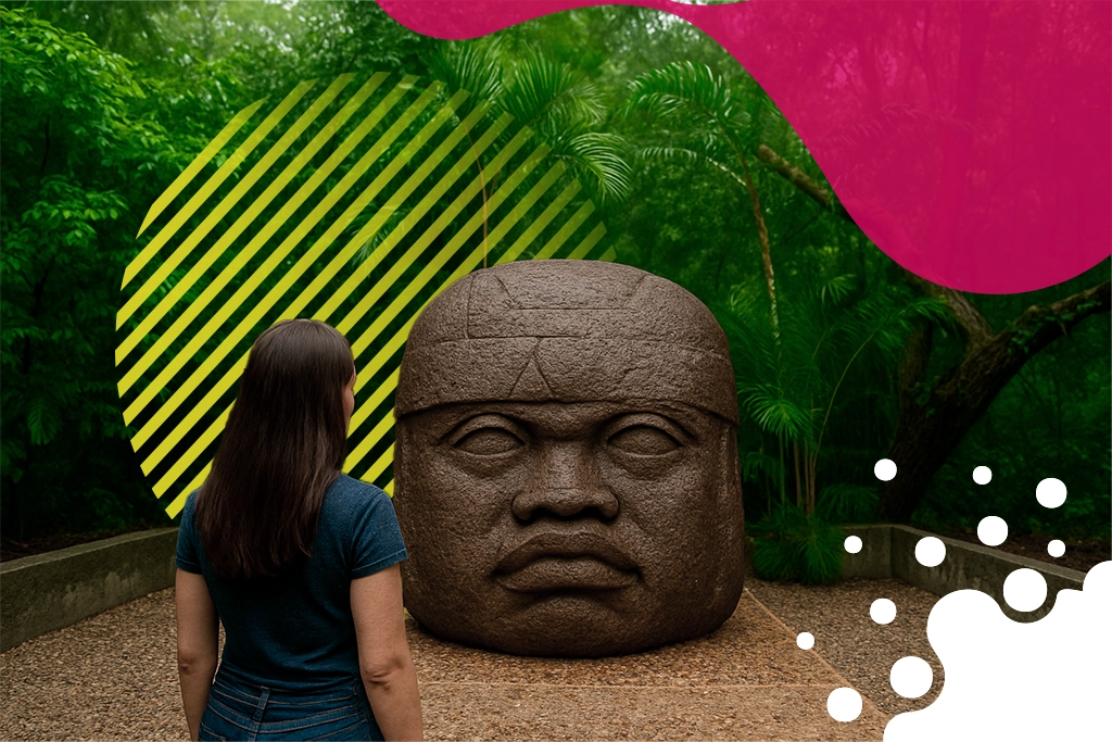 mujer frente a cabeza Olmeca | JAPI