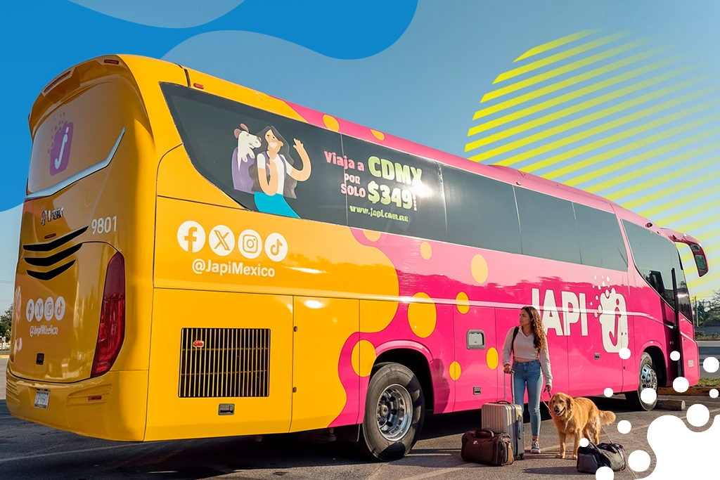 mujer con perro frente a autobús | JAPI