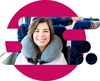 Mujer sentada en autobús con almohada de viaje
