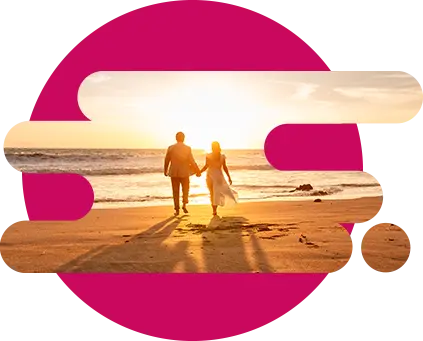 Pareja disfrutando el atardecer en la playa