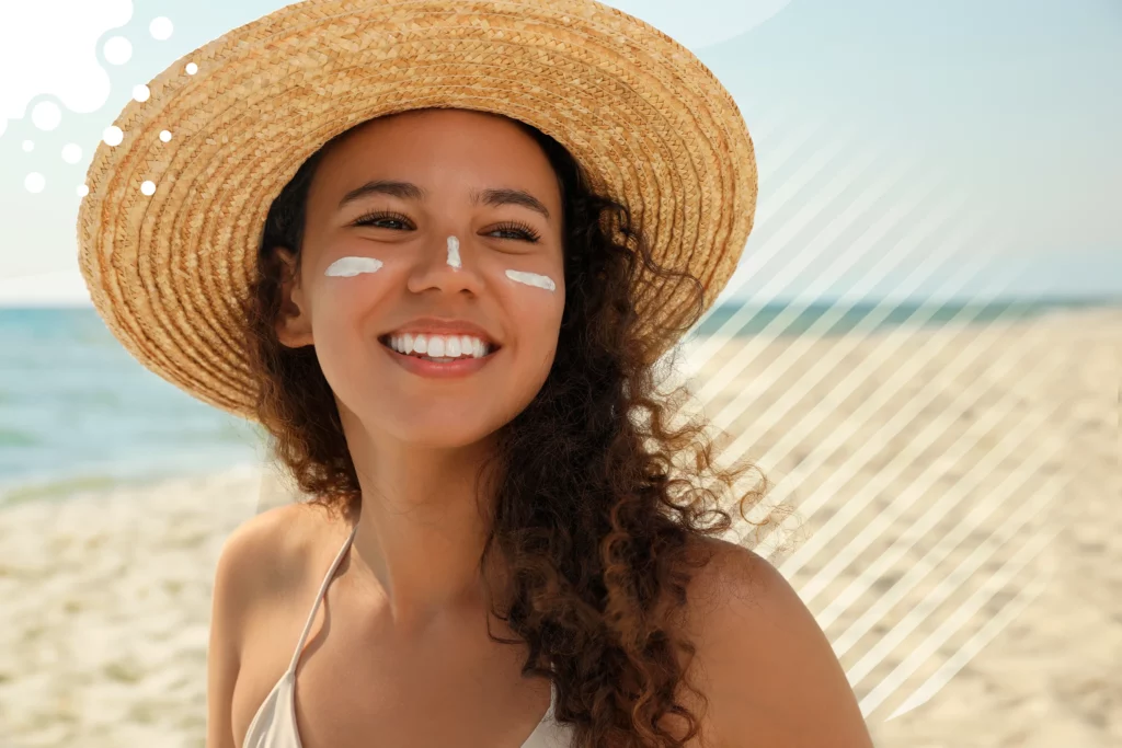 Mujer utilizando protector solar en la cara en la playa
