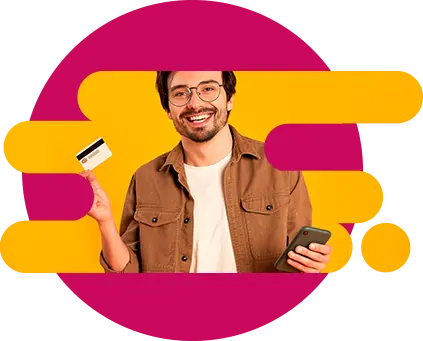 Hombre con tarjeta de crédito y smartphone