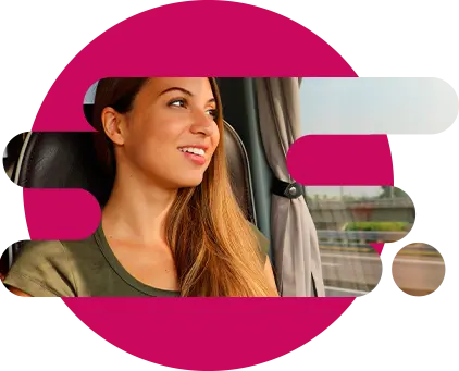 Mujer joven viajando en autobús admirando el paisaje