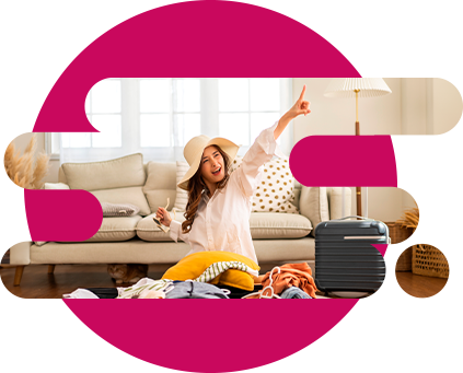 Mujer feliz alistando su maleta para viajar