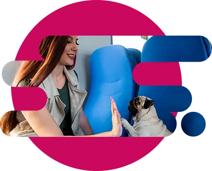 Mujer viajando con su perrito Pug en autobús