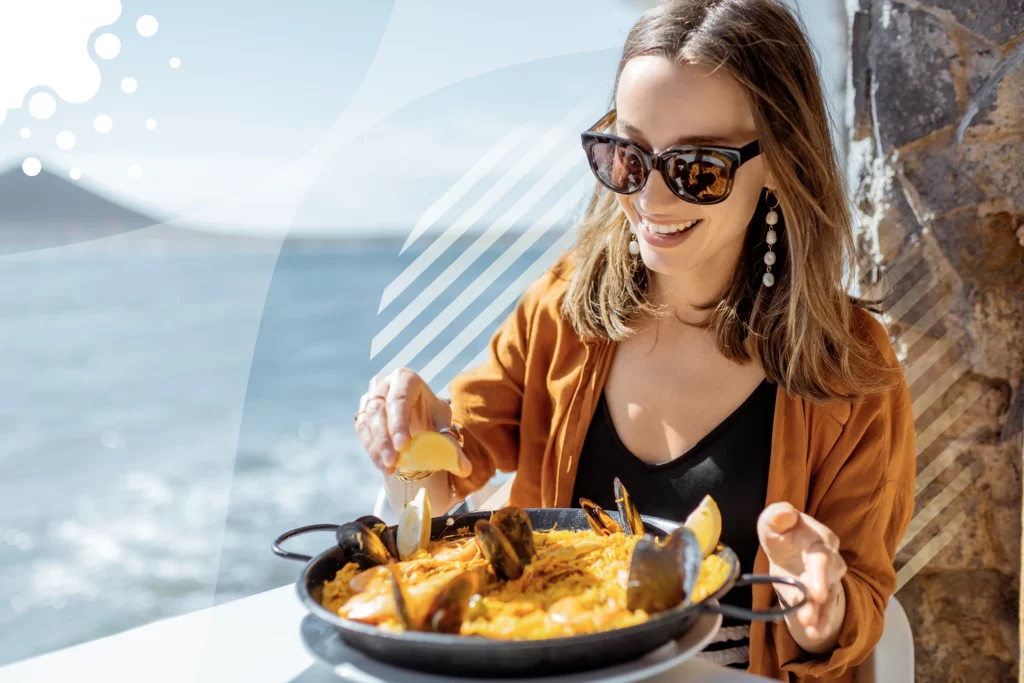Mujer comiendo paella