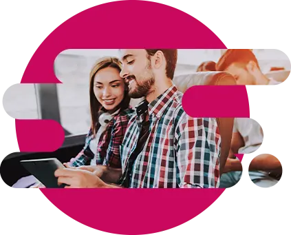 Pareja viajando en autobús con entretenimiento