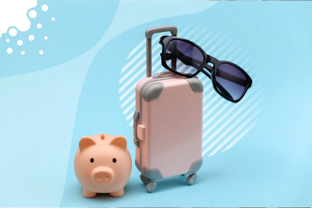 Cochinito de ahorro con maleta de viaje