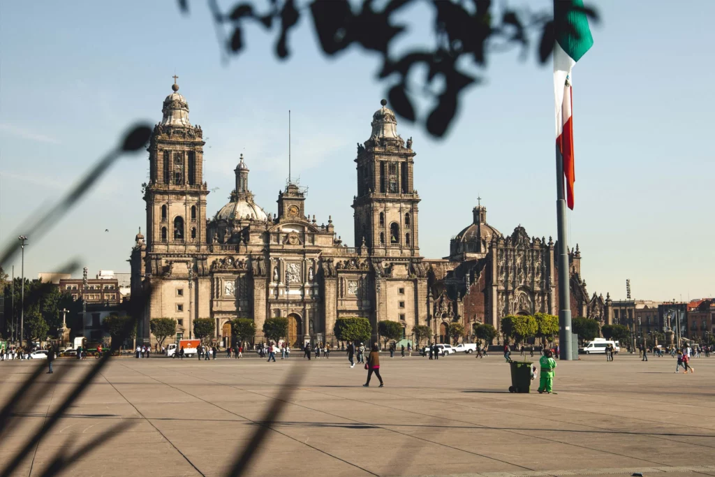 Personas caminando en CDMX frente a la catedral