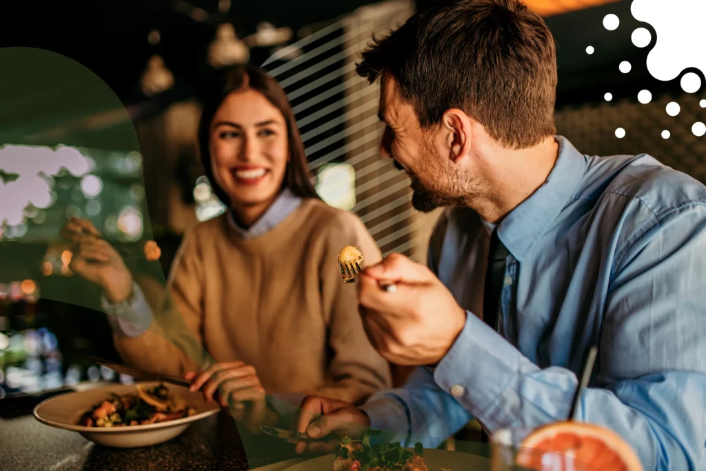 Pareja comiendo en restaurante