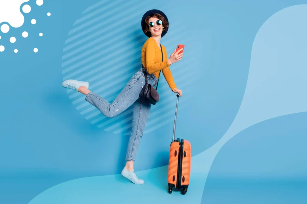 Mujer con maleta y outfit de viaje
