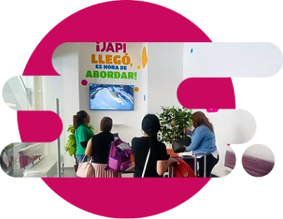 Personas en la sala de abordar de Japi
