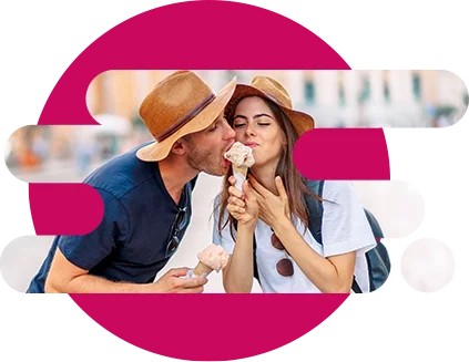 Pareja de turistas comiendo helado