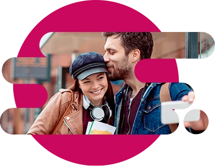 Pareja feliz disfrutando su viaje