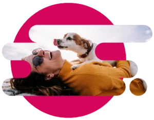 Mujer riendo con perrito a lado