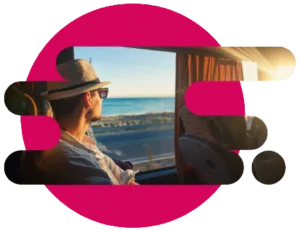 Hombre disfrutando el paisaje por la ventana