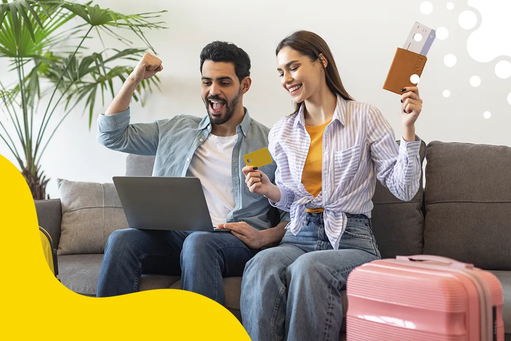 Pareja comprando su próximo viaje juntos