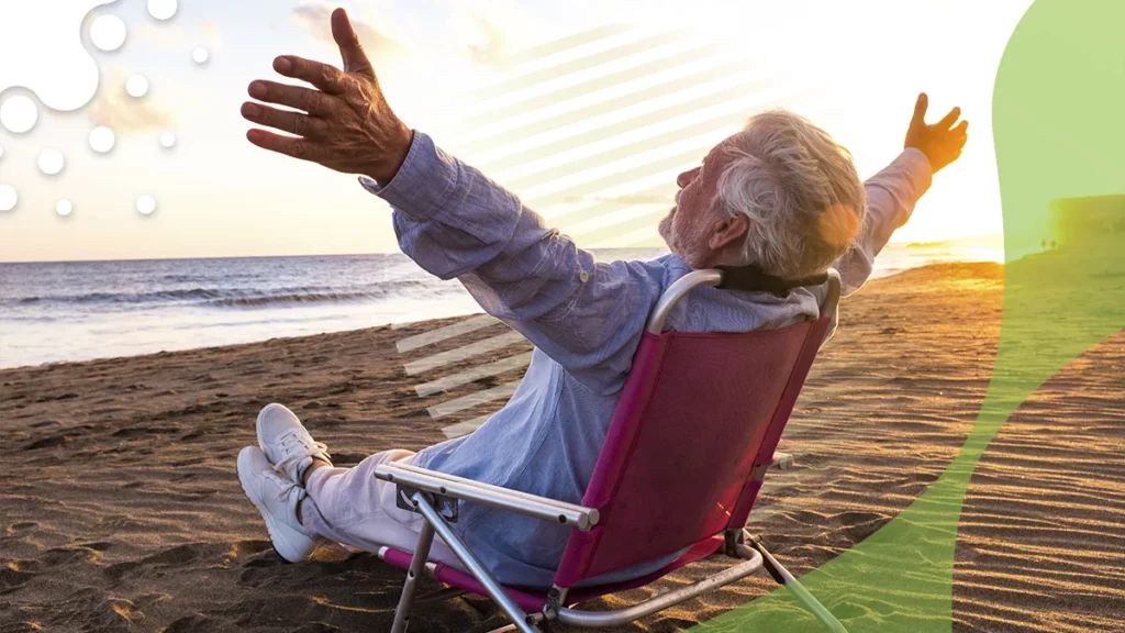 Hombre en silla de playa con los brazos abiertos