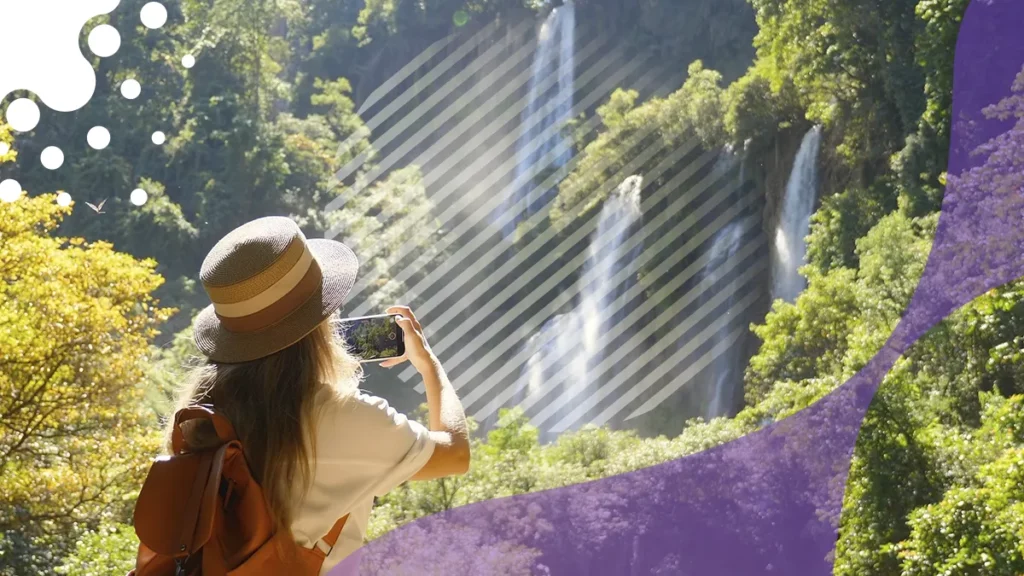 Chica tomando fotos en la naturaleza