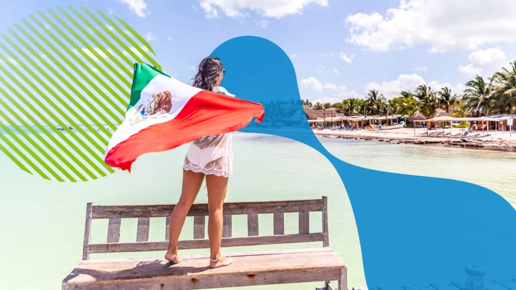 mujer con la bander ade México en playa
