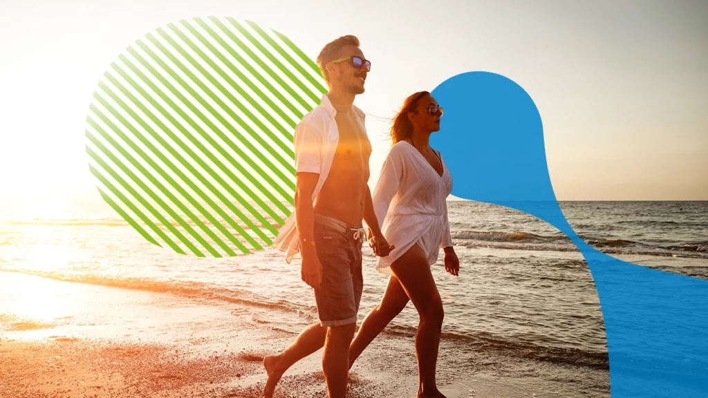 2 jovenes caminando en la playa