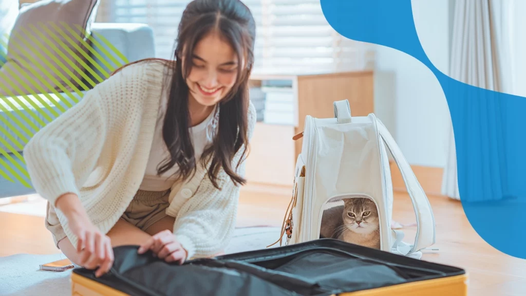 mujer con maleta y un gato