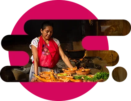 mujer al lado de ollas de comida típica de México