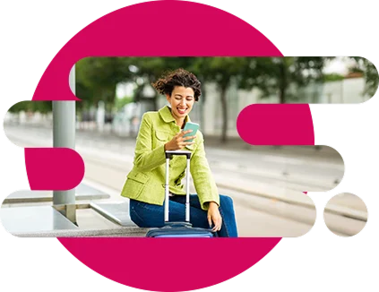 mujer con maleta de viaje mirando el celular