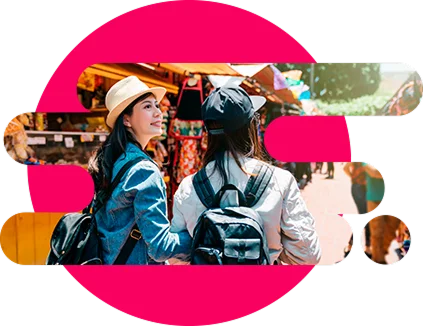 chicas viajeras caminando por la ciudad