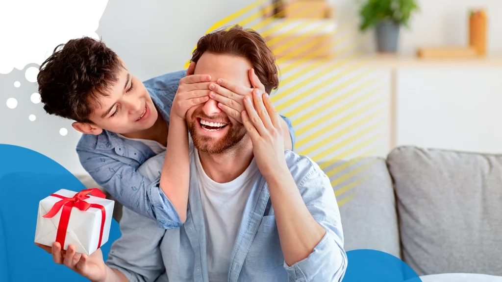 hijo tapando los ojos a su papá