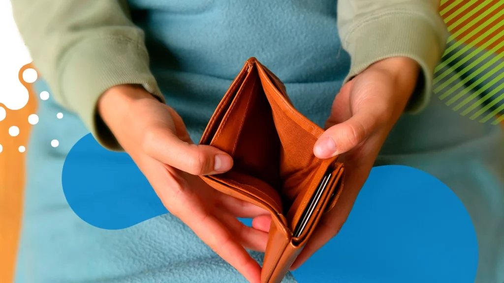 persona abriendo su billetera
