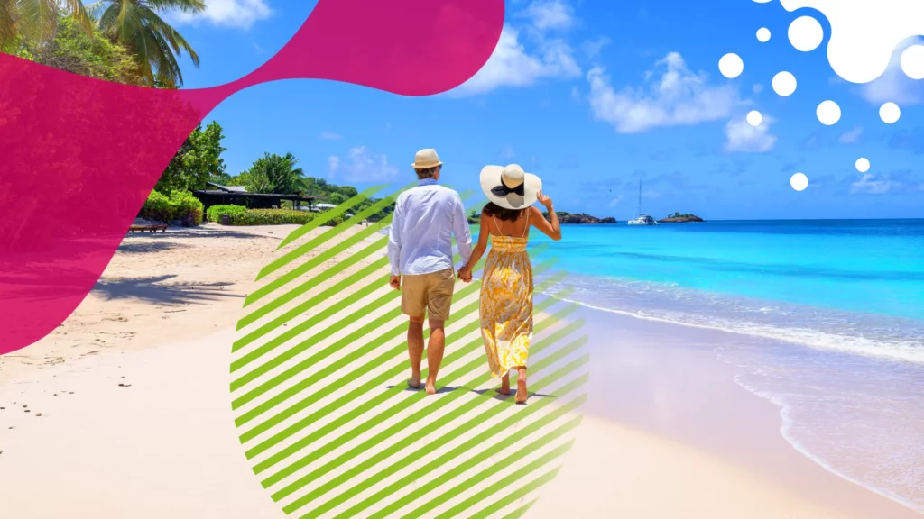 pareja caminando en la orilla de la playa | JAPI