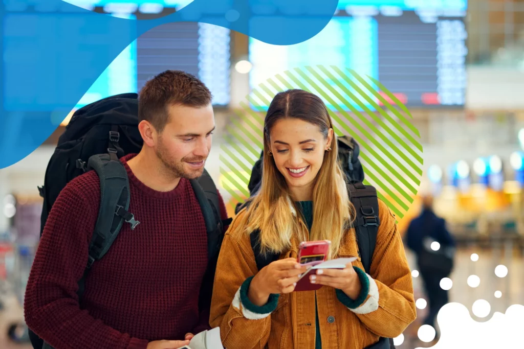 pareja con celular buscando lugar | JAPI