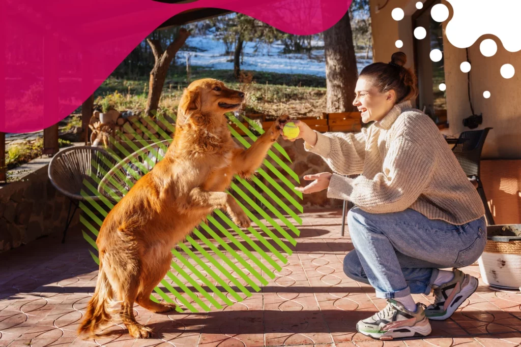 mujer jugando con perro y su pelota | JAPI