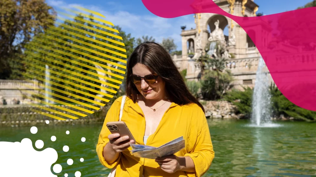 mujer con celular y mapa buscando lugar | JAPI