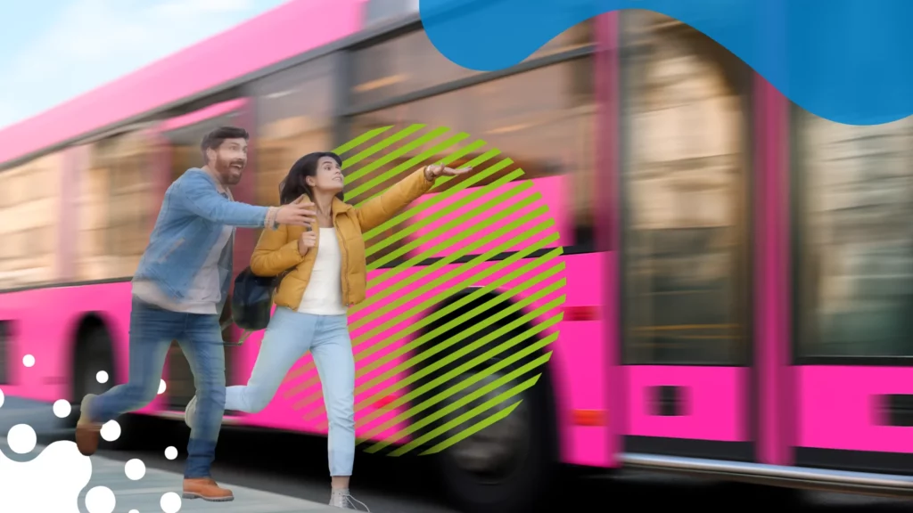 pareja corriendo alcanzando camion | JAPI