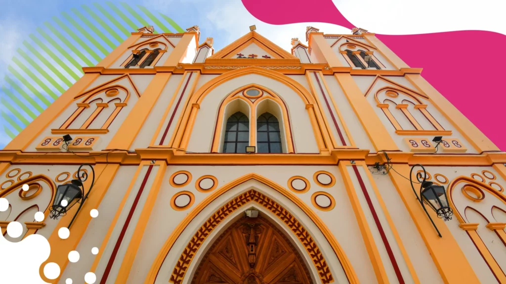 fachada de iglesia vista desde abajo | JAPI