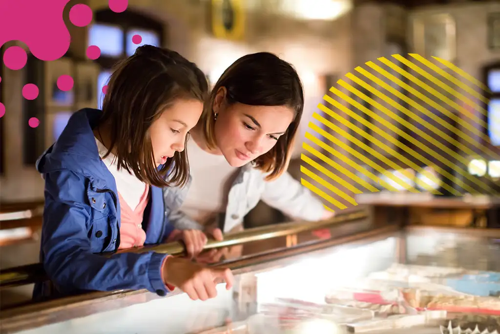 Mamá e hija viendo maqueta | JAPI
