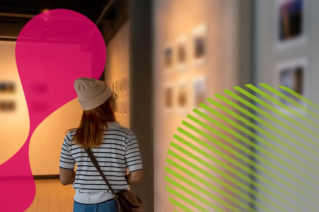 Mujer viendo exposición | JAPI
