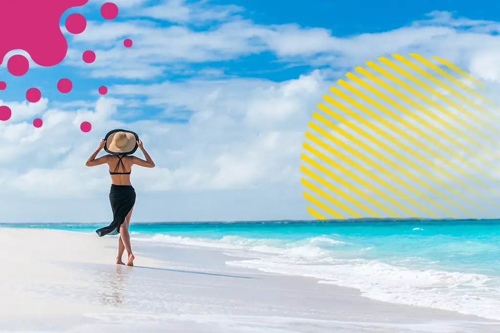 Mujer caminando en la playa | JAPI