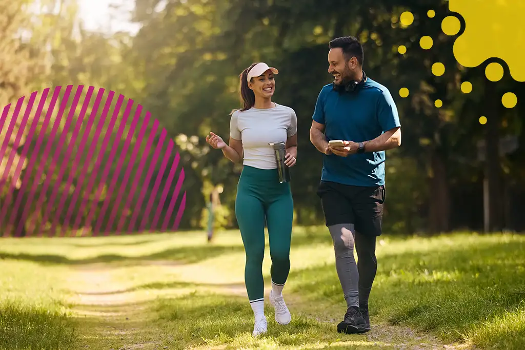 Pareja caminando en parque | JAPI