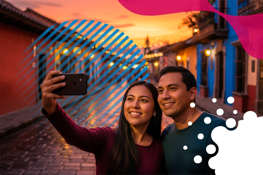 jóvenes tomándose una foto en pueblo | JAPI