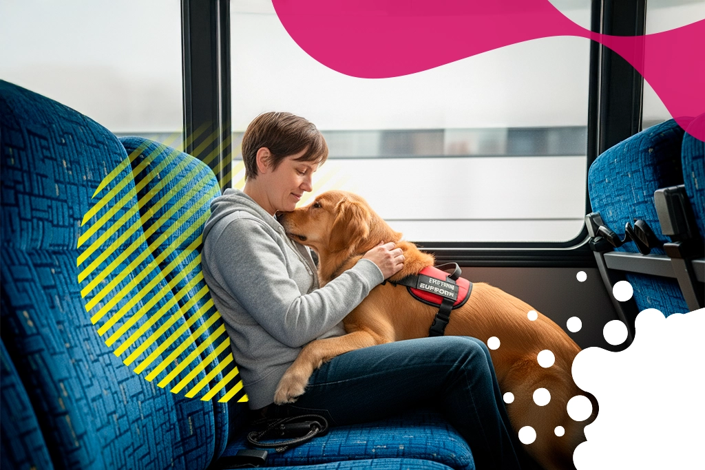 mujer con perro en asiento de autobus | JAPI