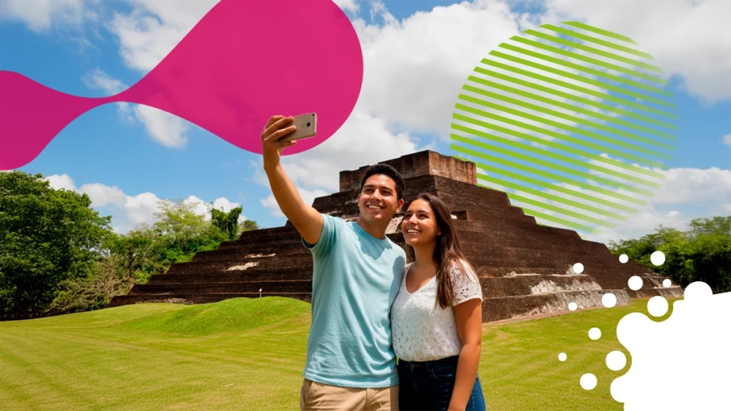 pareja tomándese una foto frente a pirámide