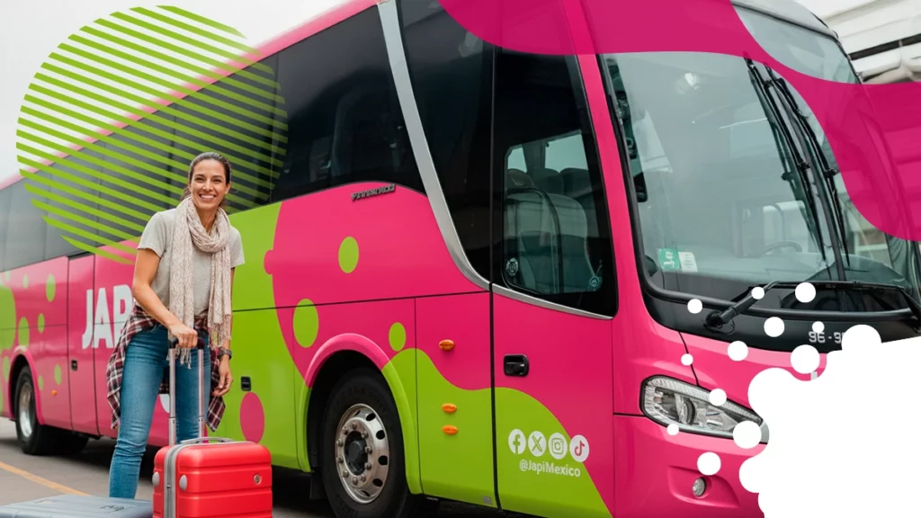 mujer con su maleta frente a autobus | JAPI