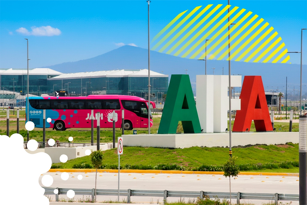 camion frente a letrero AIFA | JAPI