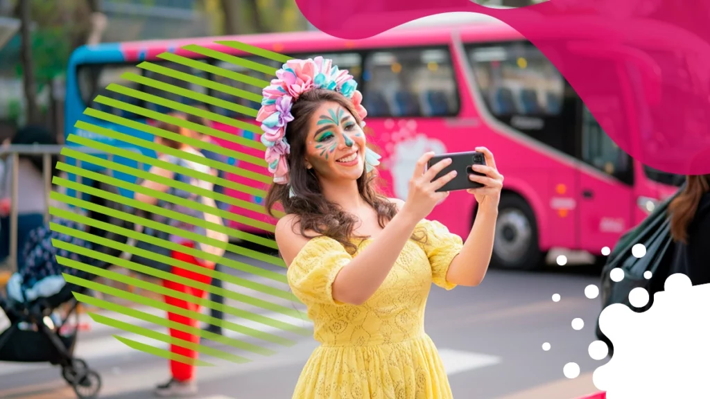 mujer tomando foto frente a camión | JAPI