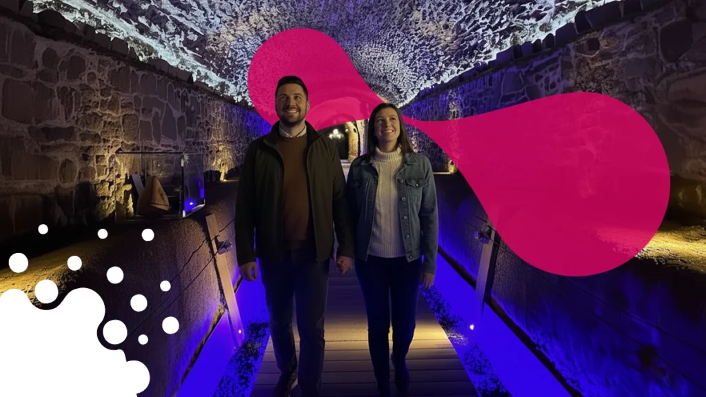 pareja caminando en un pasaje | JAPI