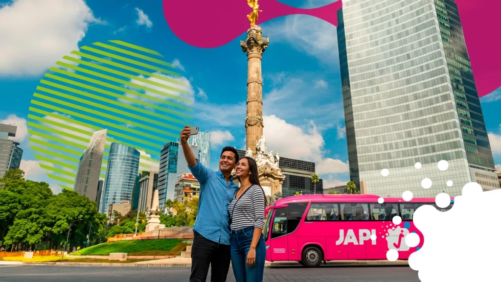 pareja frente a autobús tomando selfie | JAPI
